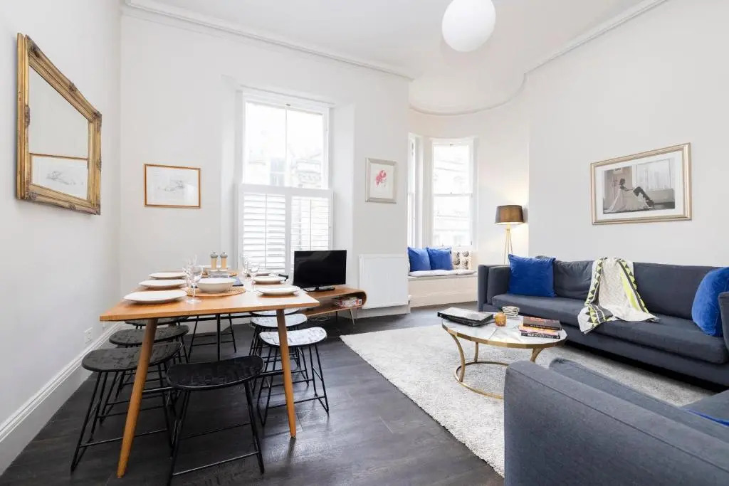 ALTIDO Sophisticated and Bright 4BR apt near Edinburgh Castle