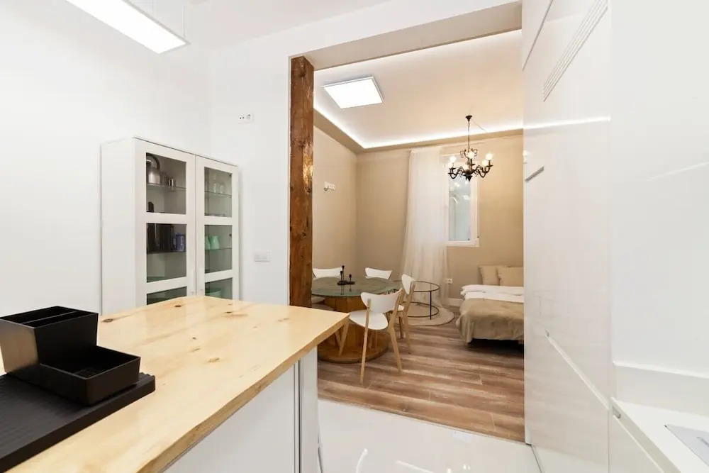 Bright & Spacious Three Bedroom Apartment in Centro