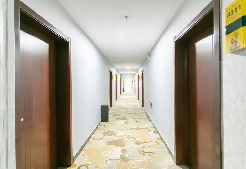 Huayi Hotel (Puyang East High-Speed Railway Station)