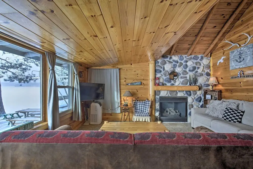 Charming Lost Lake Cabin: Fish, Boat & Hunt!