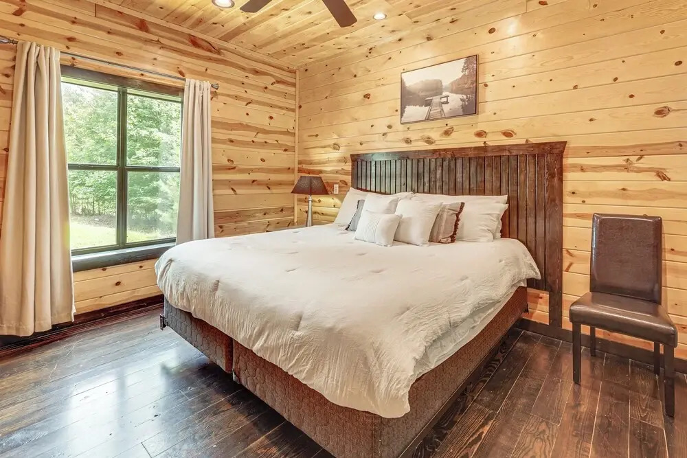 Cabin w/ Hot Tub & Deck: 5 Mi to Broken Bow Lake