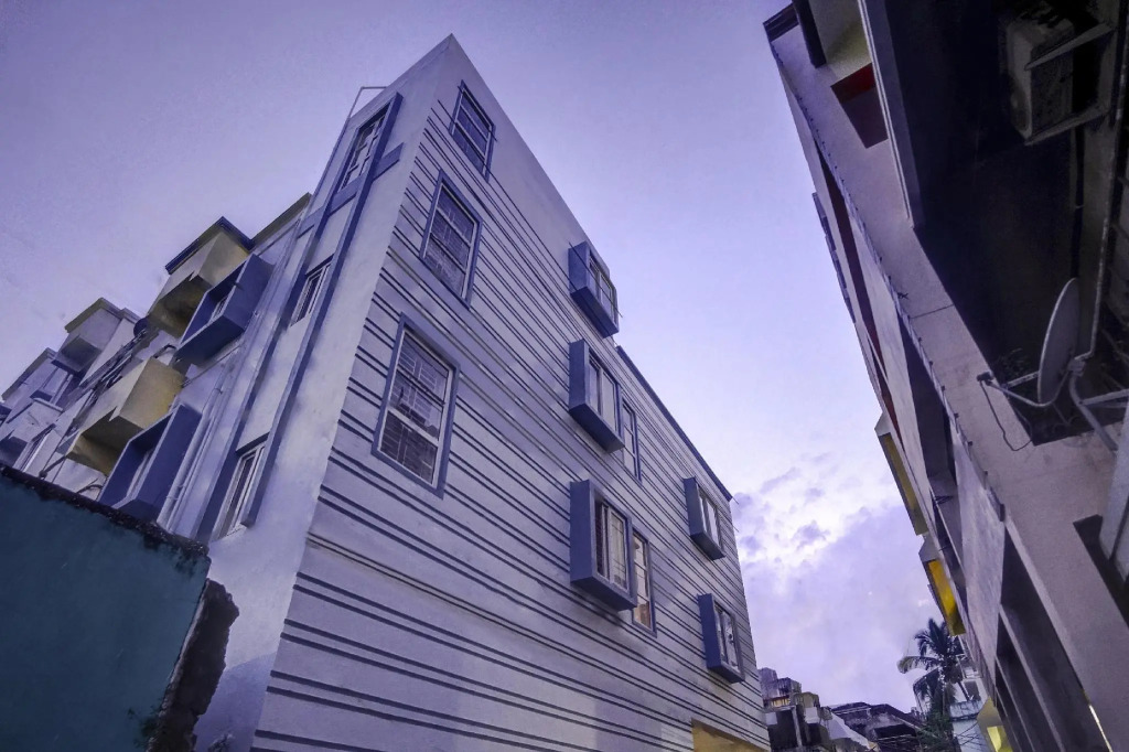 OYO 81587 Luxurious Stay near Railway Station