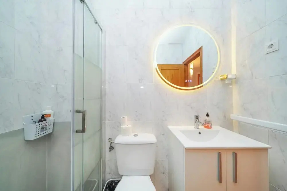 4-Bed Villa Sleeps 8 Pets Ok & 10 min to Beach