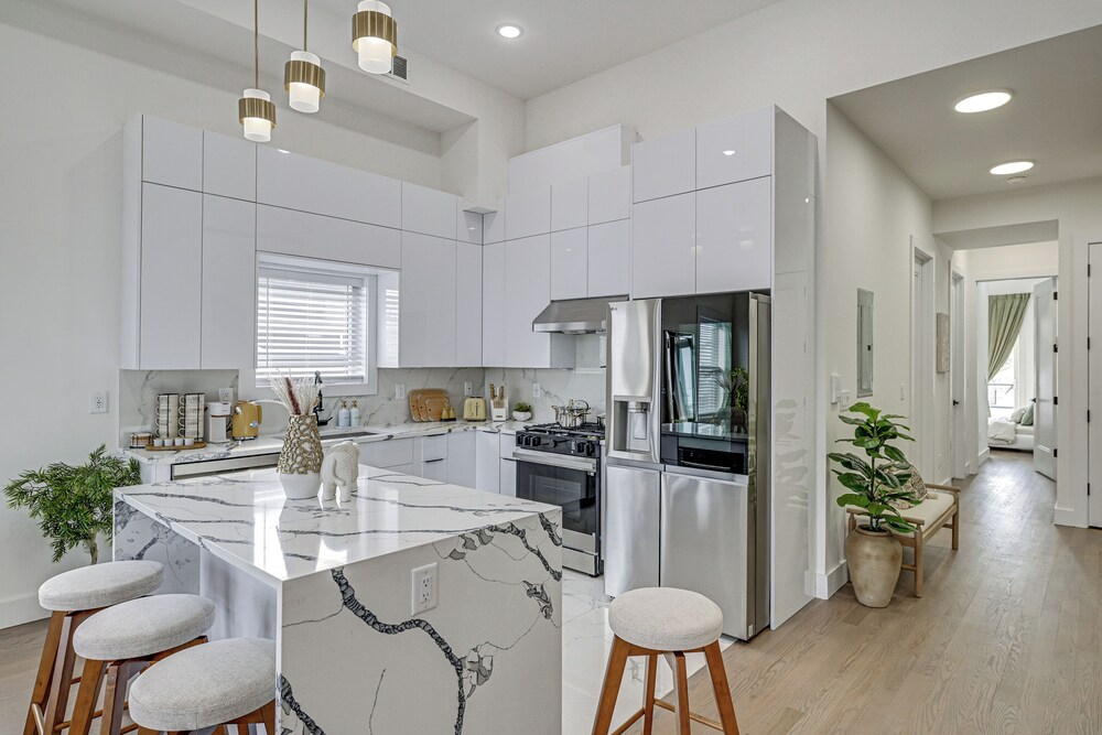 6 Mi to Manhattan: Luxe Apt w/ City Views!
