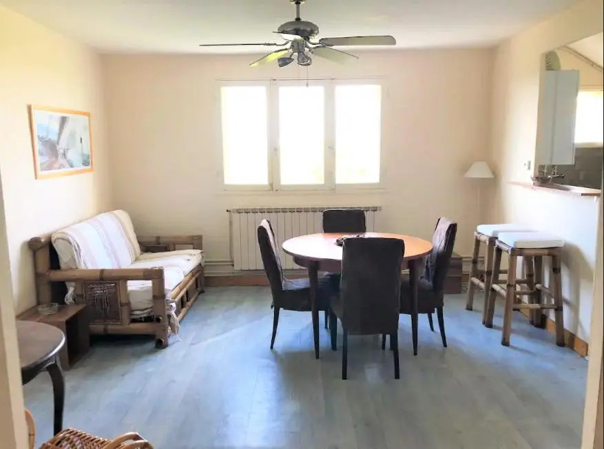 Appartement vue sur baie et océan, 100 m de la plage et du centre par chemin privé