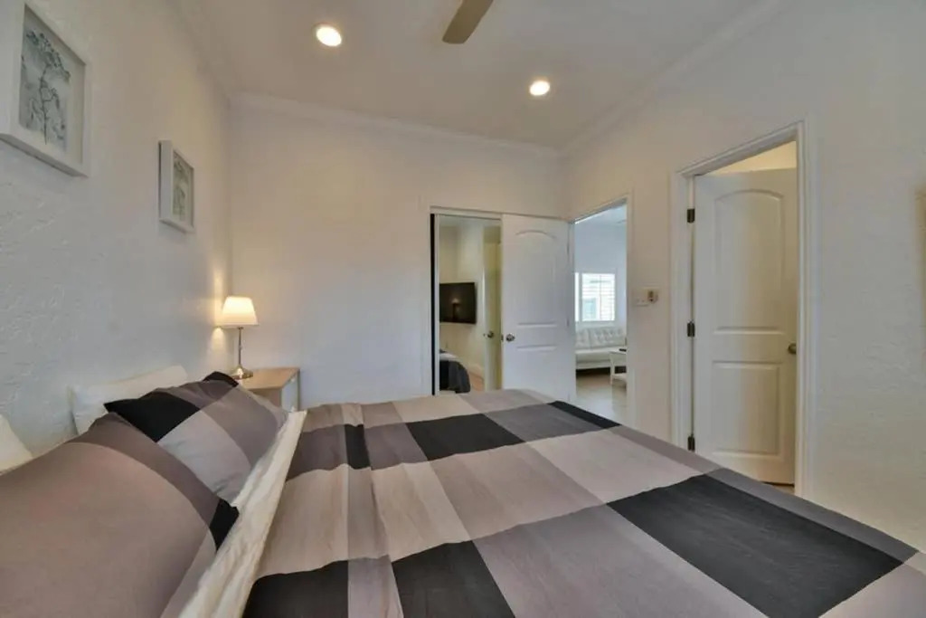 1000#5 Premier Modern Home w View, Parking, and AC