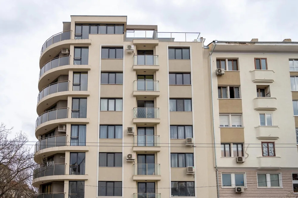 Sunny 1bdr Apartment Near Center