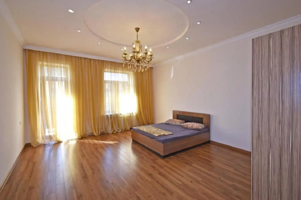 Tumanyan street 3 bedroom Deluxe apartment with Large Balcony TM662