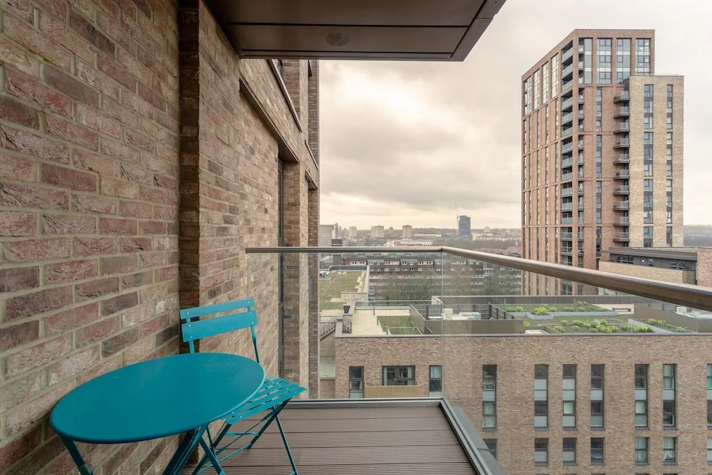 1 Bedroom Flat in Surrey Quays With Balcony
