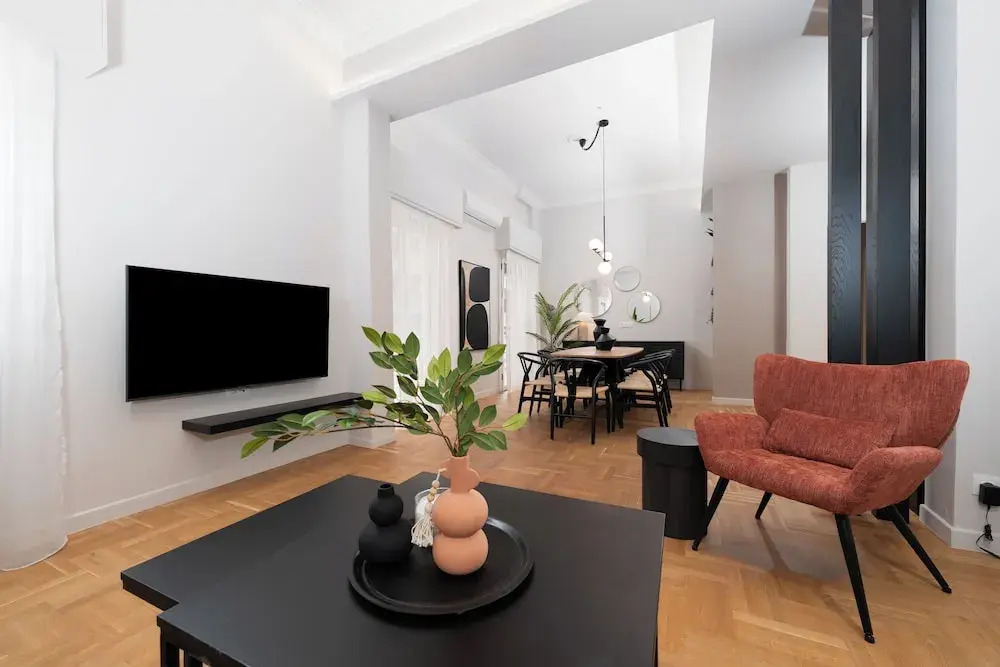 Spacious & Stylish Athens Apartment - Walk To Metro
