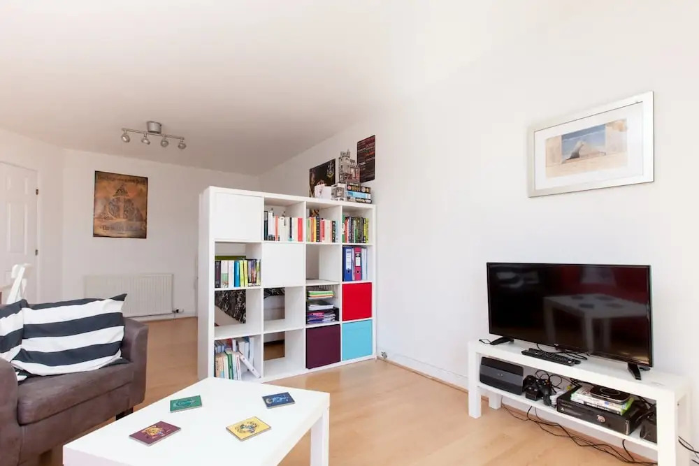 Ideal Fringe Base: Great Value + Free Parking!