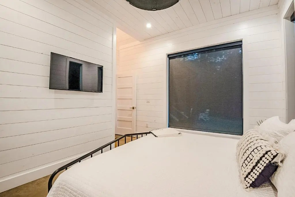 "The Barndo" 4BR Luxury Cabin, Hot Tub, Fire Pit, Bunks, Arcades, Playhouse!