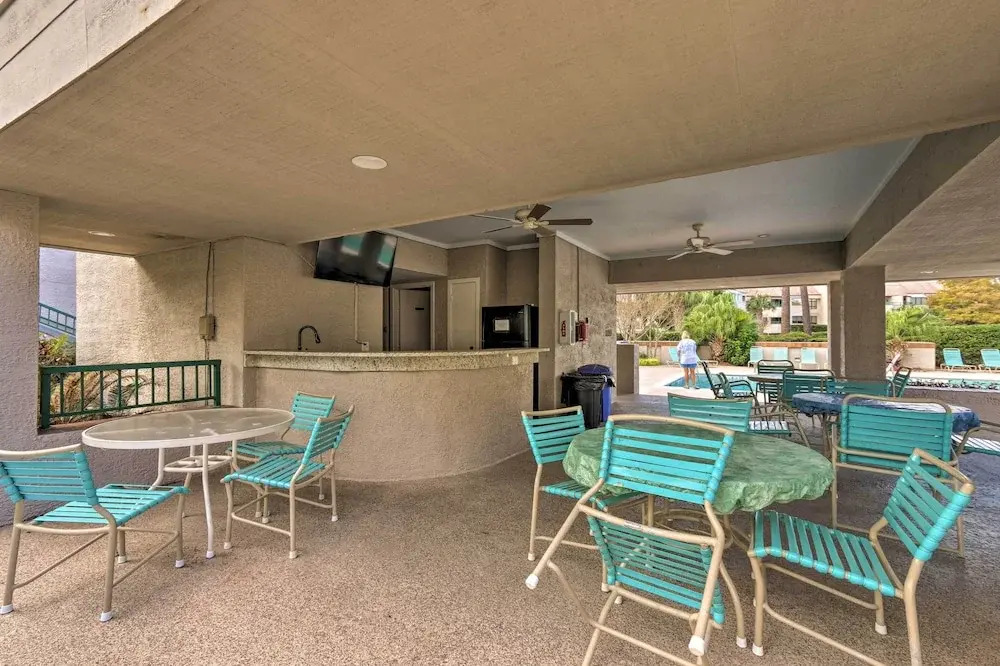 2 Mi to Beach: Condo w/ Pool Access in Hilton Head