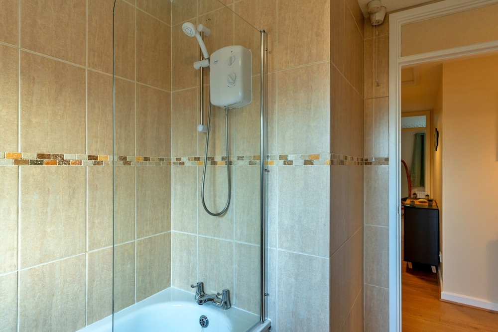 Cozy 3 Bedroom Apartment in Southern Lea