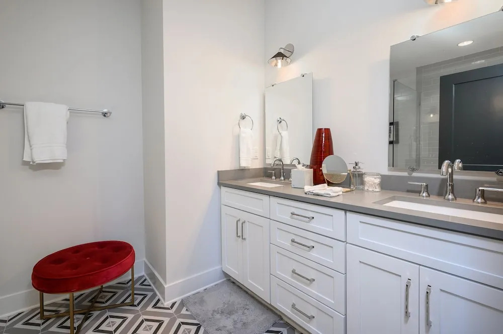New Listing! Luxe New-build W/ Rooftop Lounge 3 Bedroom Townhouse