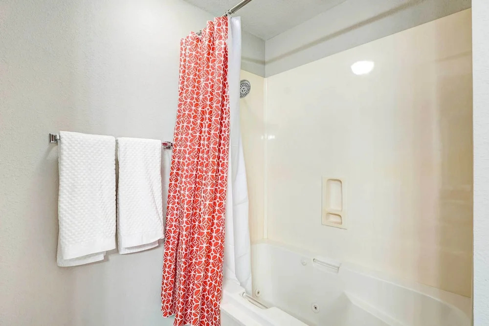 Beautiful Branson Condo w/ Golf + Pool Access!