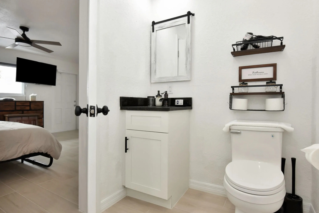 Studio Suite Queen bed Kitchen Walk in Shower 1