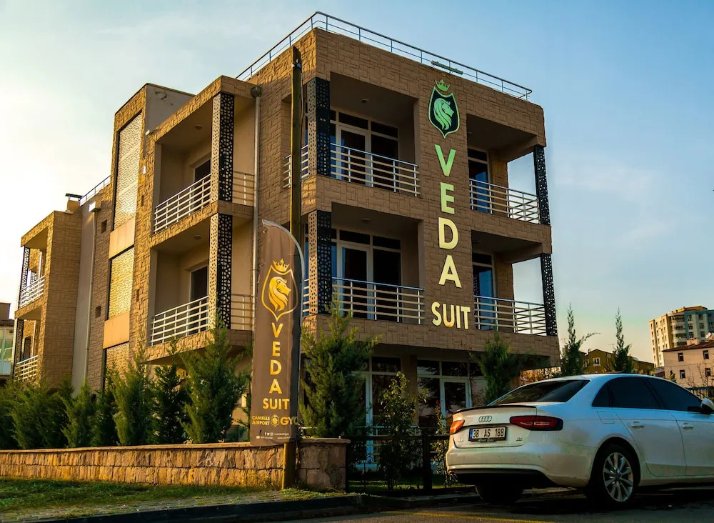 Veda Suit