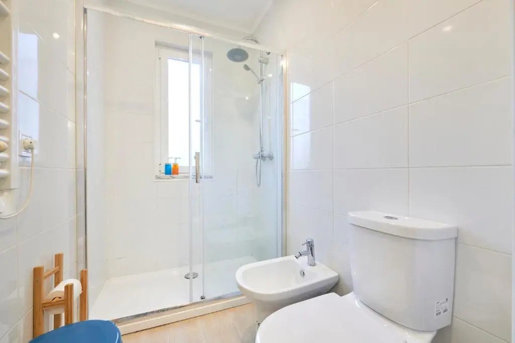 Charming 3BR APT w/ patio, by TimeCooler