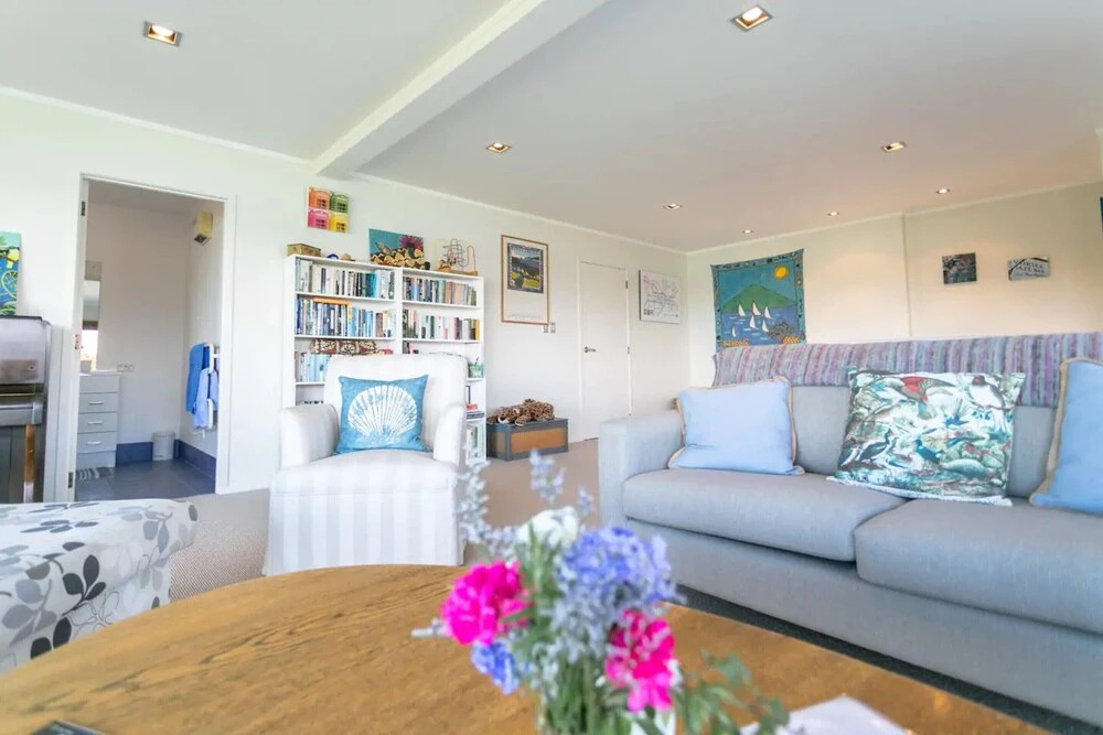 Sunny Poolside Studio in Meadowbank