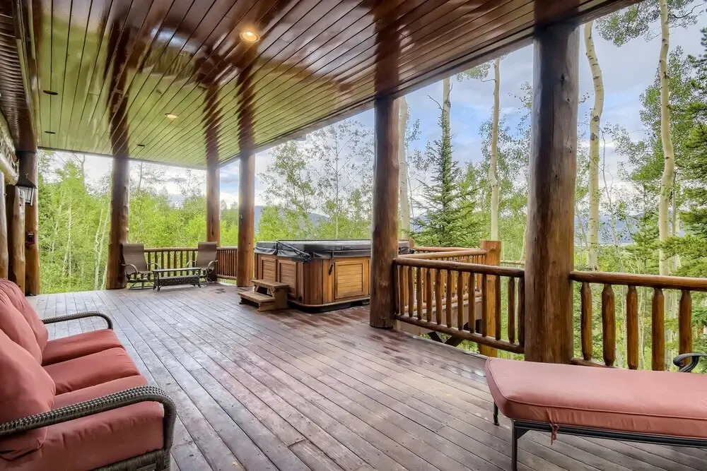 Platinum Mountain Home Getaway, Private Hot Tub, Nearby Outdoor Activities! 4 Bedroom Home by RedAwning