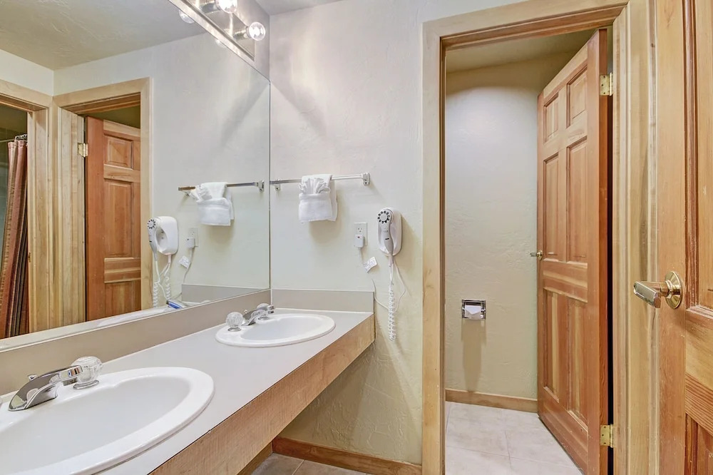 Stay Slopeside At Peak 9, Cozy Studio Steps To Apres& Dining Studio Bedroom Condo by RedAwning