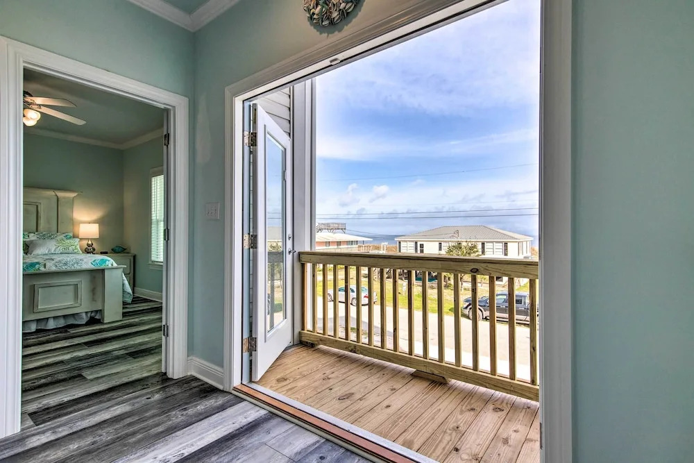 Luxe Stilted Home w/ Kayaks: Walk to Beach