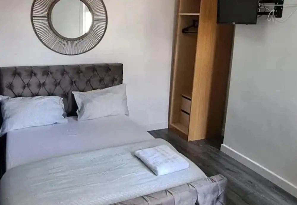 Salford - House - Sleeps 4 - Parking