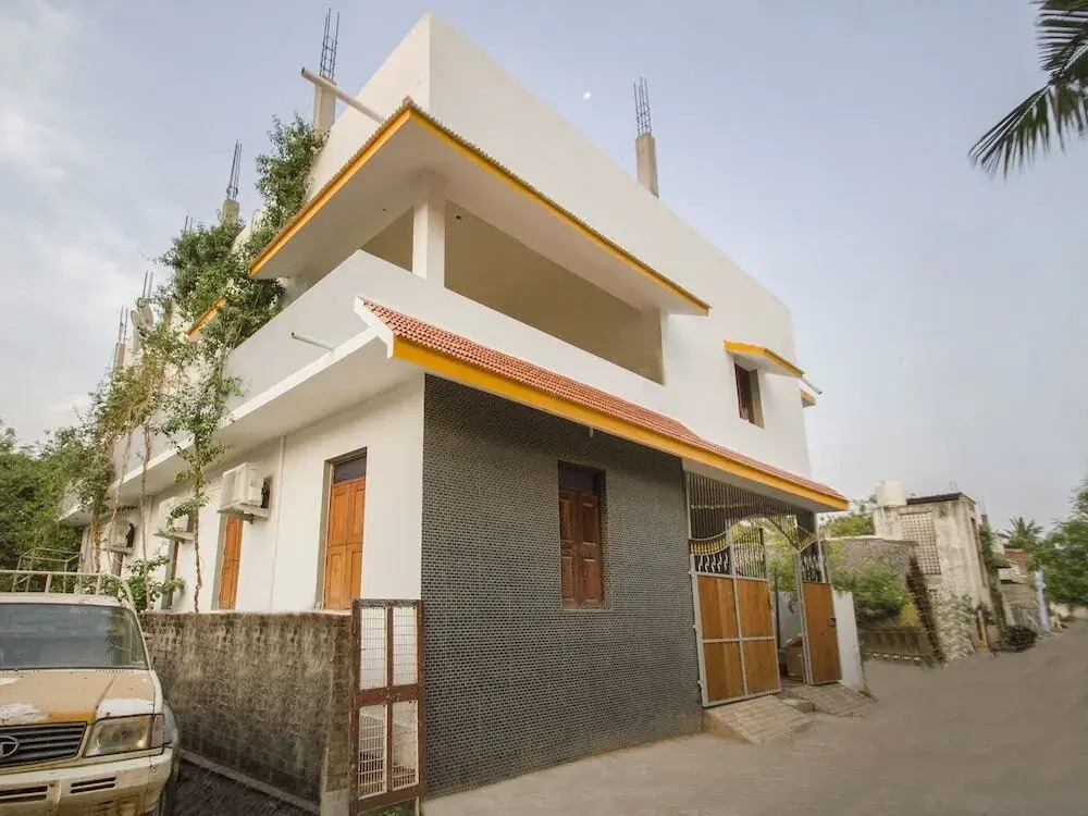 Home Grand by OYO Rooms