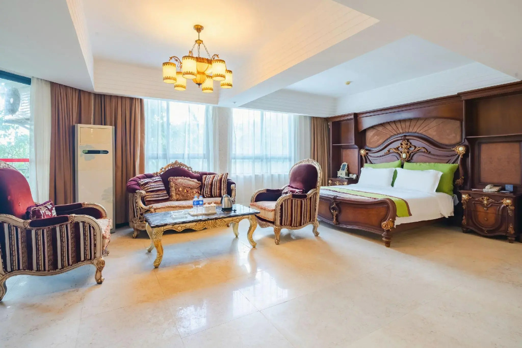 Xinglong Old Banyan Hotel