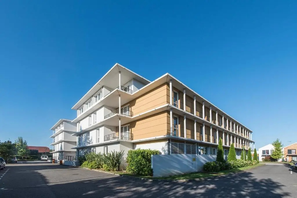 Studio meublé avec parking idéalement placé