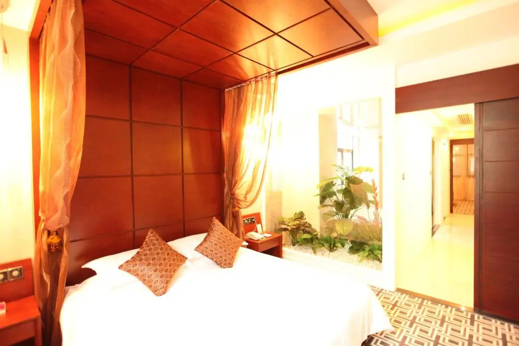 Elegance Bund Hotel