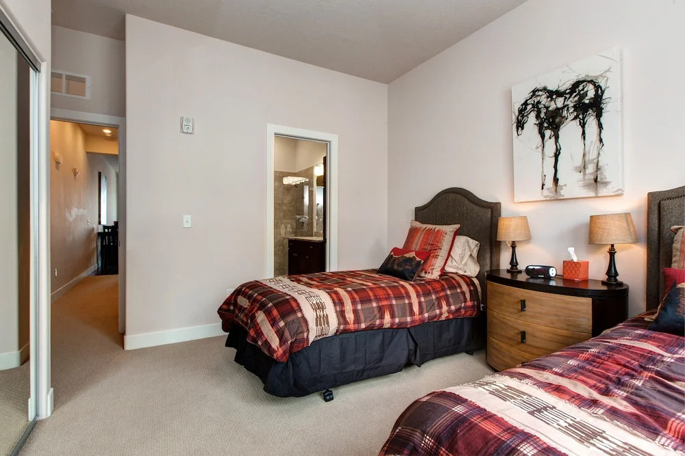 Polished 2br Park City  2 Bedroom Condo