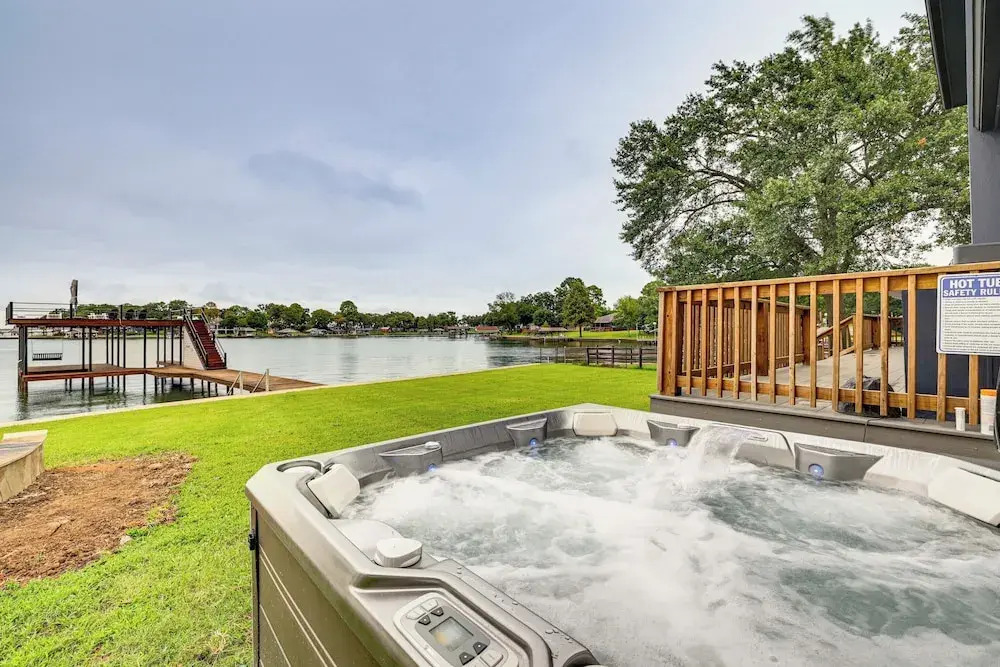 Hot Tub, Fire Pit! High-end Cedar Creek Lake Haven