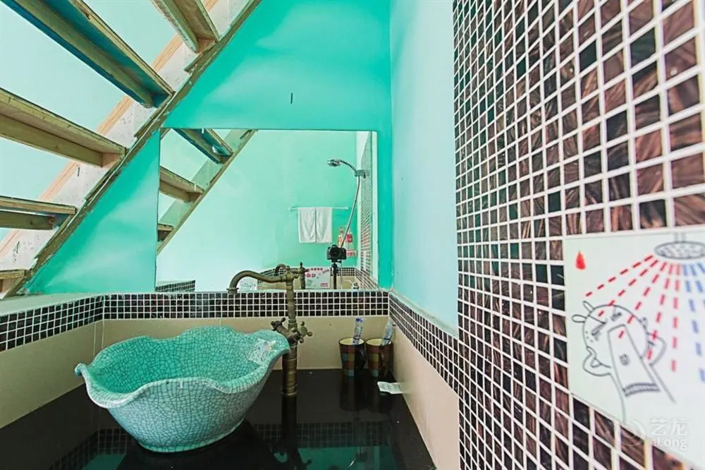 Lingyin Ferry Youth Hostel