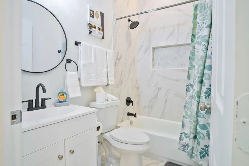 Stylish 3BR 2BA Urban Retreat Near Lively Downtown