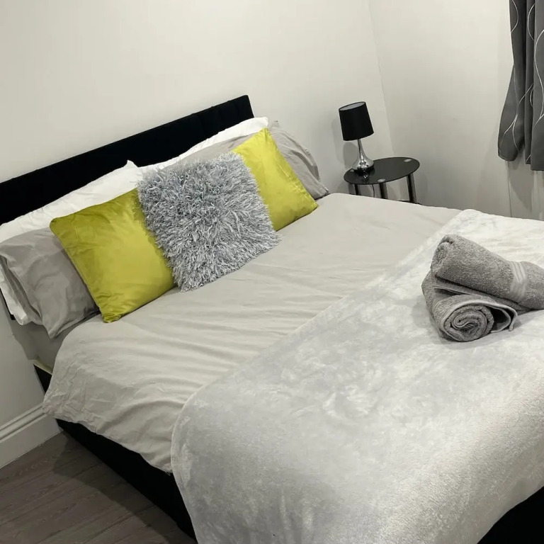 Sleek, Sleeps 6 Sunset Views, Family Friendly