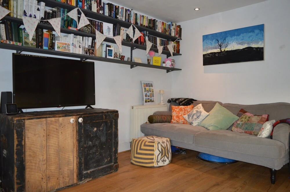 Top Floor Central 2 Bedroom Apartment