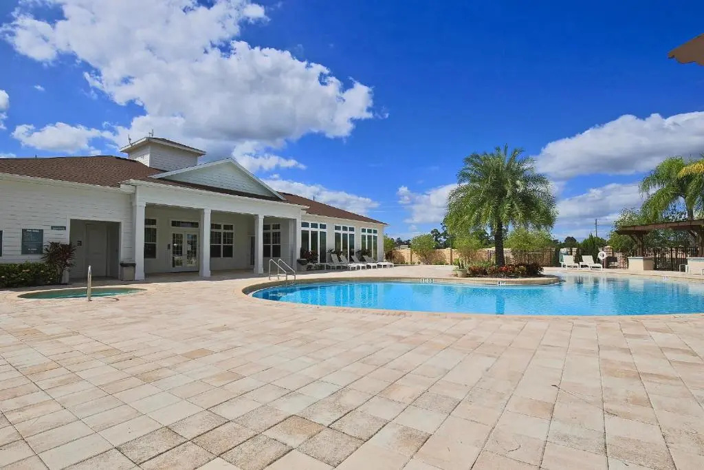 3 Bedroom townhouse in gated community with gym and pool 10 min to Disney