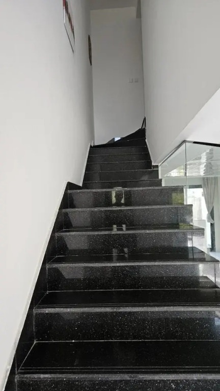 Elegant 2-Bed Villa Hall, G1