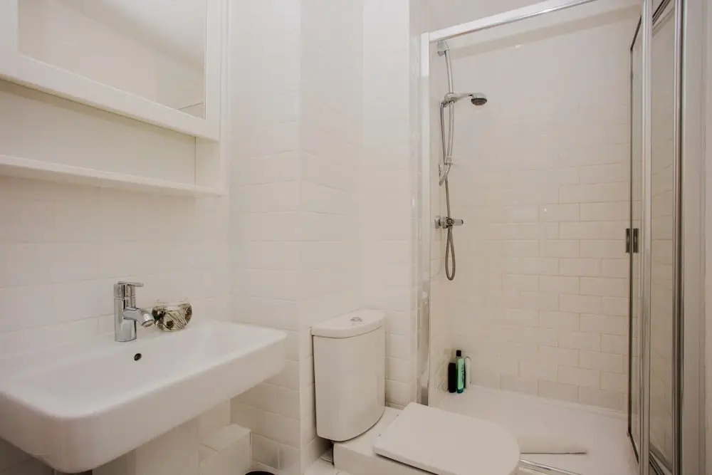 Stunning 2 Bed Home + Balcony Overlooking Thames
