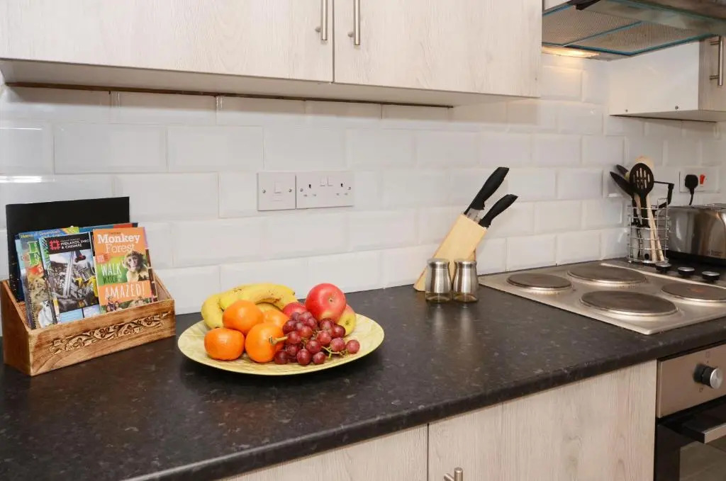 Hampton House by YourStays - 4 Bedroom House in Centre of Crewe