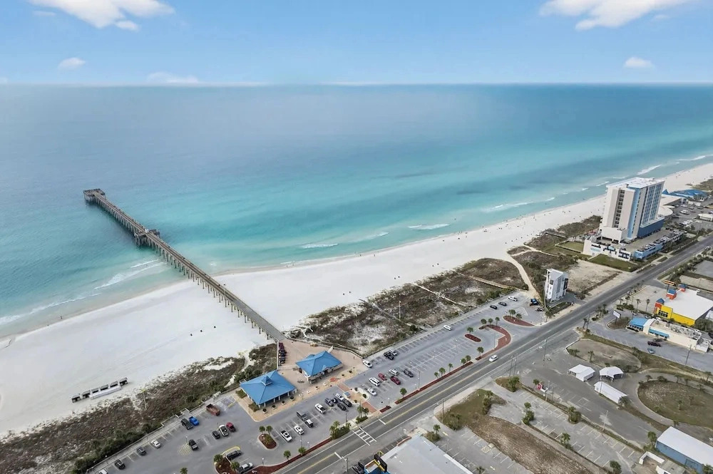 6BR Gulf-front Home, Sleeps 19, Heated Pool & Mini Golf