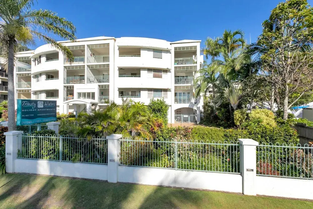 Beachfront Bliss 3-bedroom Apartment with Sea View 4