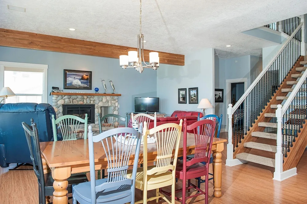 Roads End Light 4 Br home by RedAwning