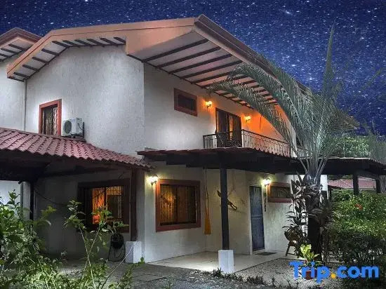 Sunset Villa, comfortable house steps from the beach