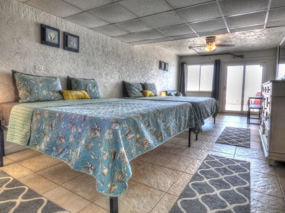 Pet Friendly Ground Level Steps to the Sand, Pool, Hot Tub, Wifi