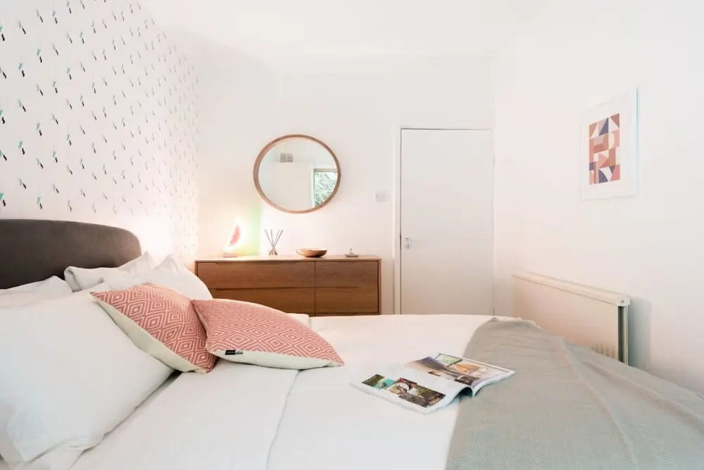 The Kensington Grove - Stylish 2BDR Flat with Private Patio