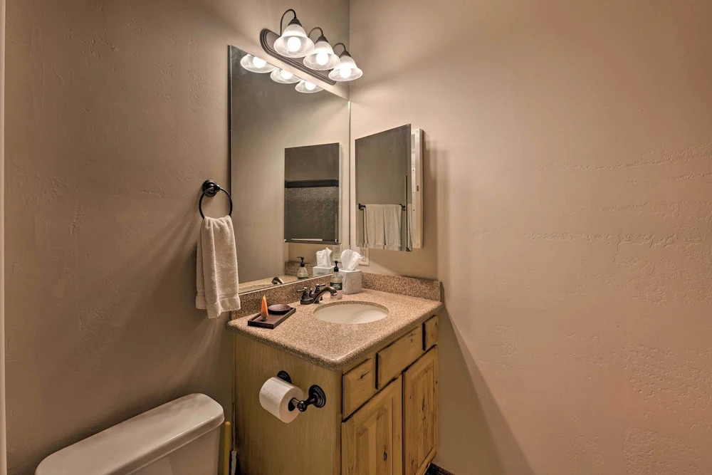 Spacious & Lovely Getaway w/ Deck in Show Low!