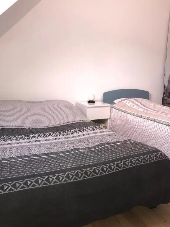 Chambre , 1 lit double et 1 lit simple